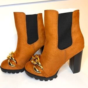 NWT Lux Chelsea Combat Ankle Boots - Chestnut Tan Brown w/Gold Chain Detail